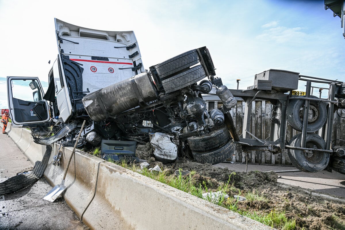 Reifen platzt, Lkw kippt, Eisenrohre fliegen: A8-C
