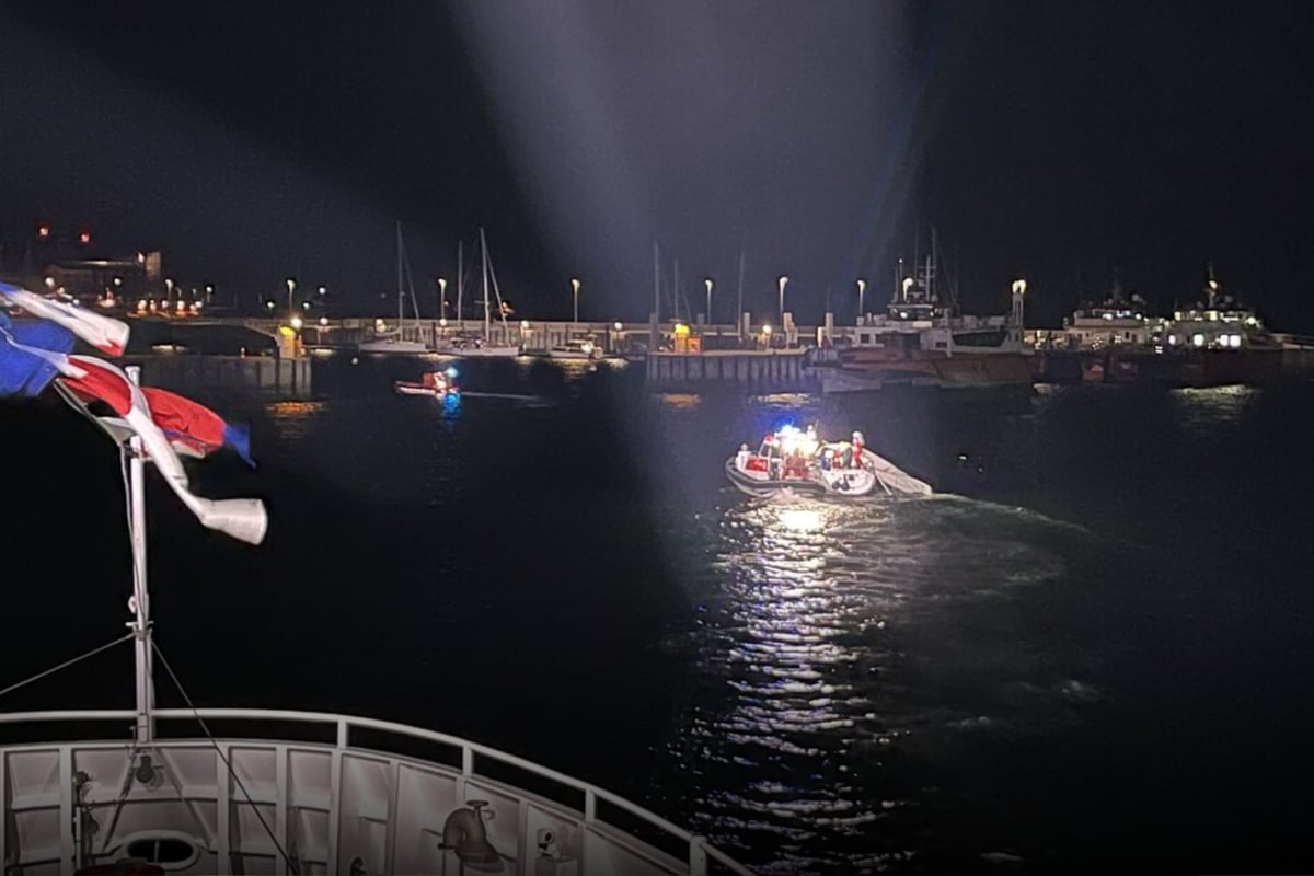 Segelboot kracht gegen Museumsschiff: Mast zerbricht