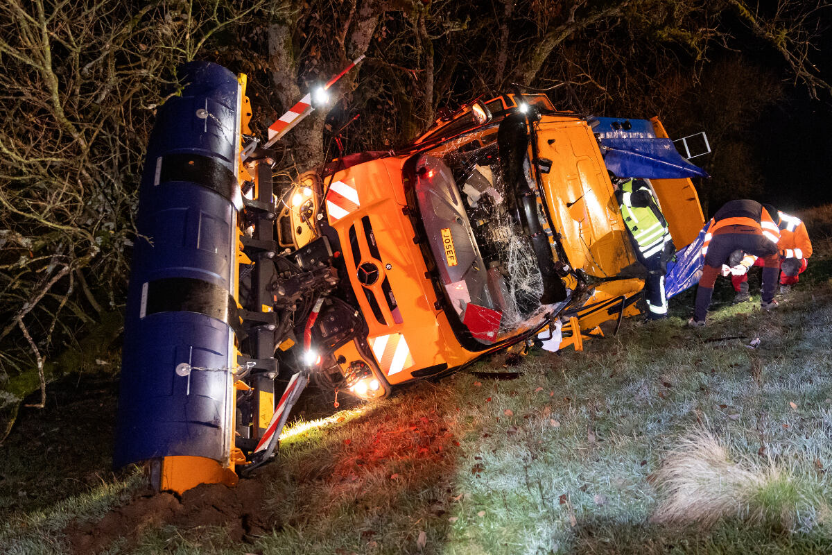 Räumfahrzeug rutscht Hang hinunter: Fahrer schwer verletzt