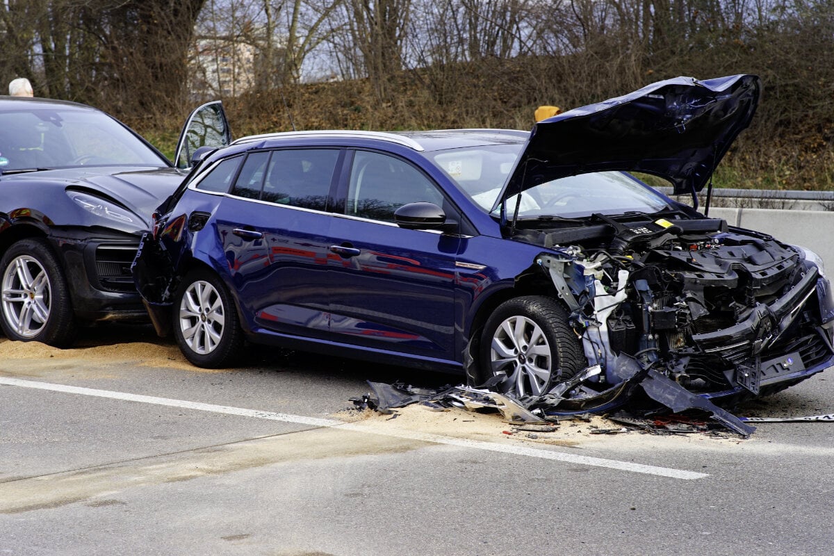 Unfall mit neun Verletzten: Autofahrer kracht auf A5 in Stauende