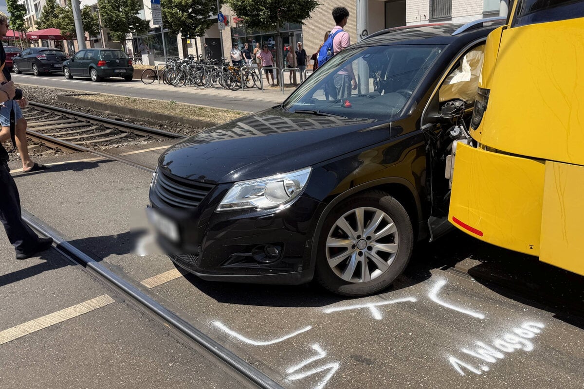 Unfall-in-Stuttgart-VW-kollidiert-mit-Stadtbahn-50-000-Euro-Schaden