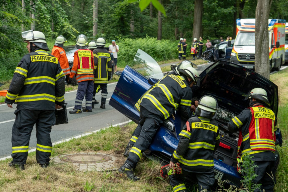 Schwerer-Unfall-auf-Landstra-e-Mehrere-Verletzte-darunter-drei-Kinder