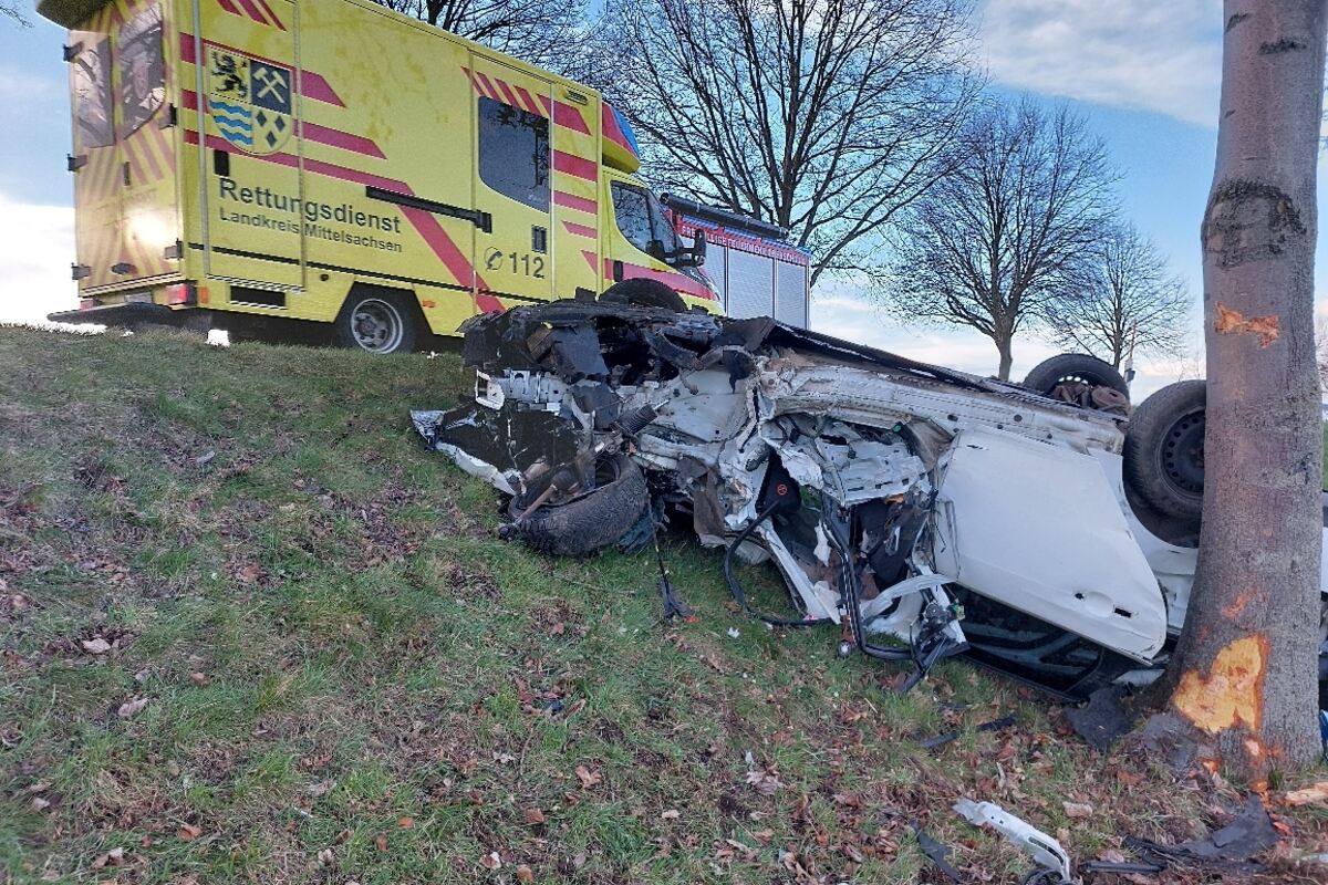 Ford-Fahrer Kracht Auf B173 Frontal Gegen Baum: Auto Völlig Zerstört!