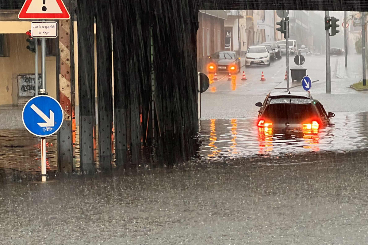 Unwetter in Bayern: Ehepaar in überflutetem Auto eingeschlossen