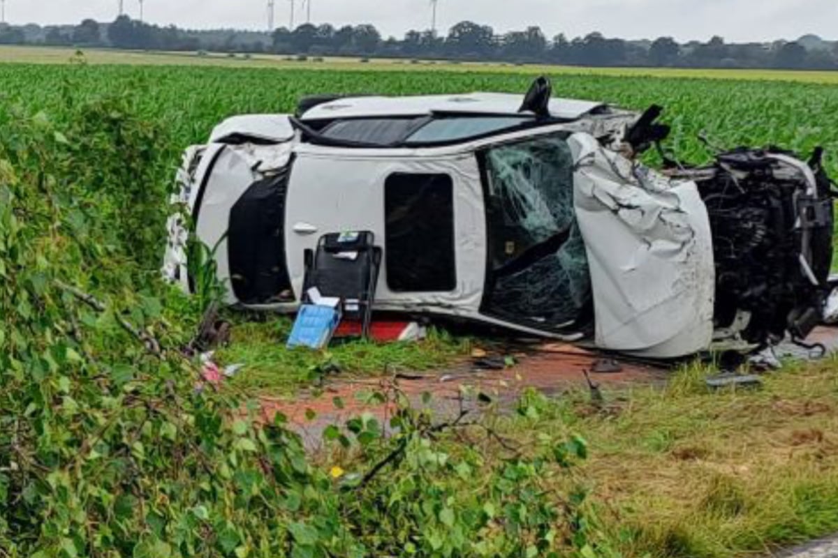 BMW-kracht-gegen-Baum-und-entwurzelt-ihn-Fahrer-schwer-verletzt