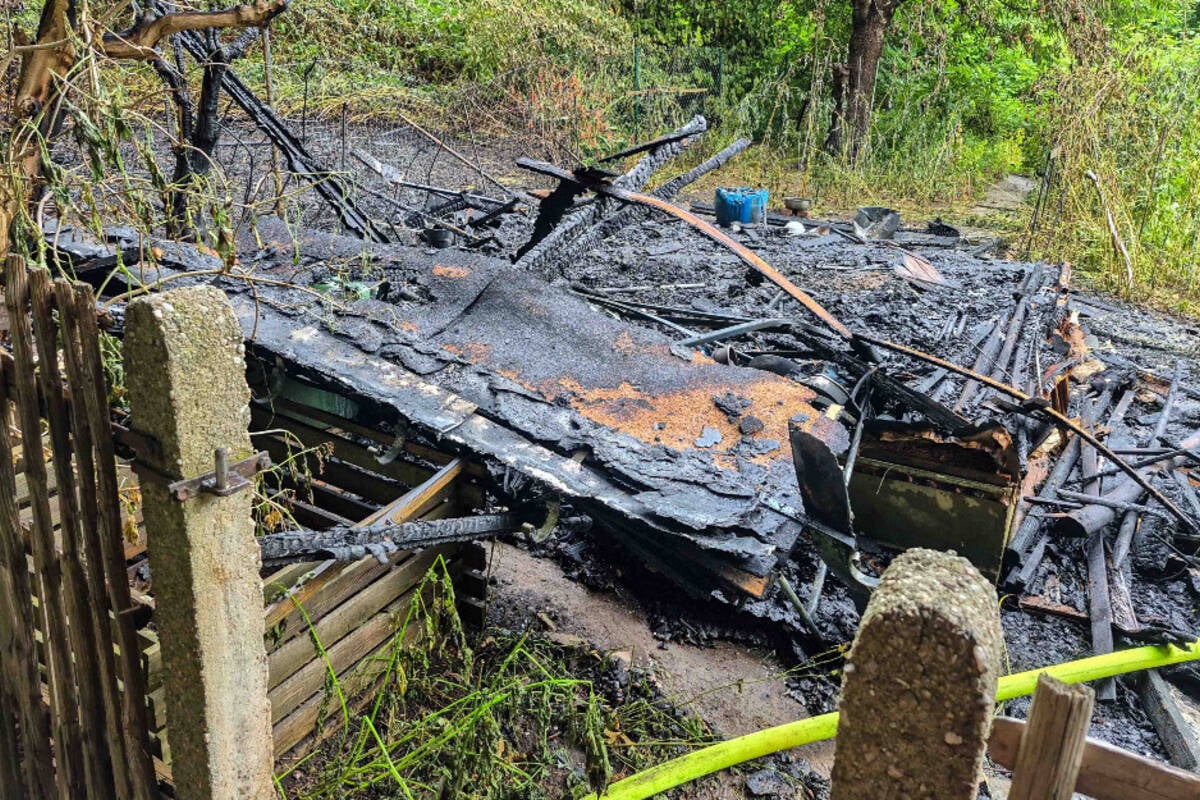 Feuerwehr-l-scht-Laubenbrand-und-verhindert-bergreifen-auf-angrenzenden-Wald