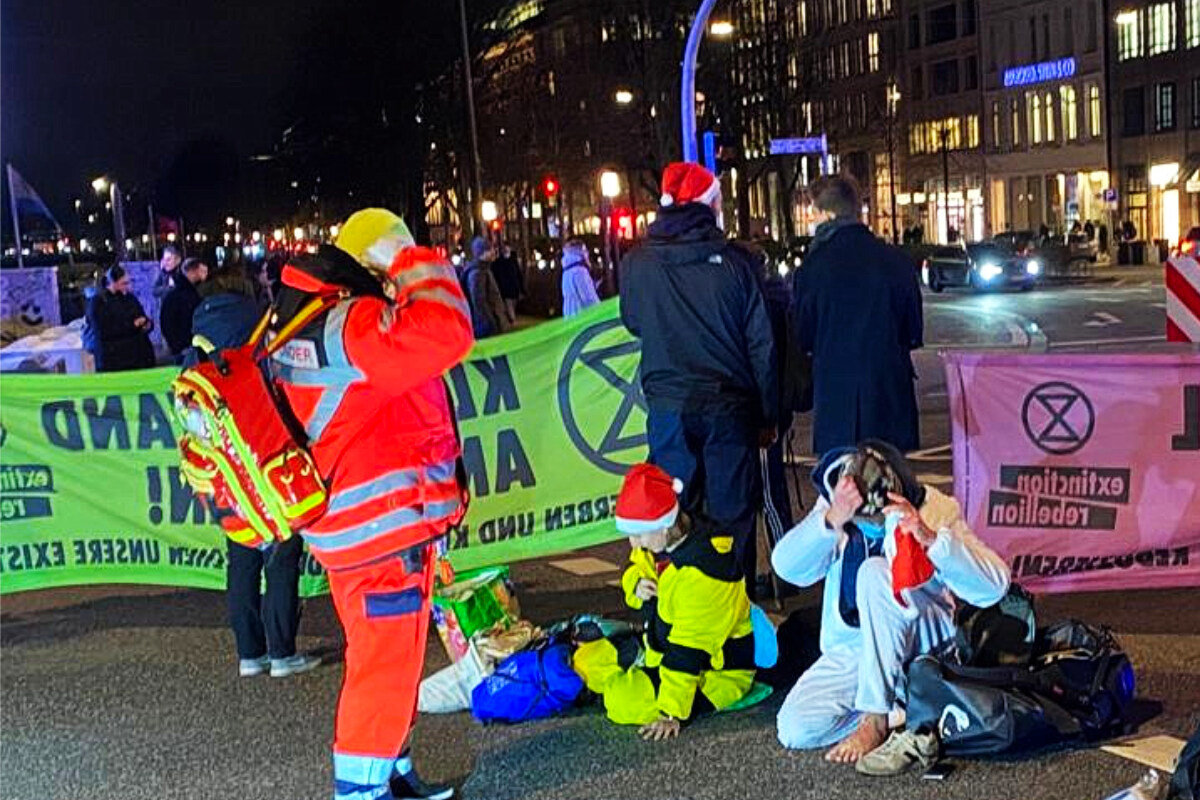 Polizeieinsatz: Klimaaktivisten kleben sich auf Fahrbahn fest!
