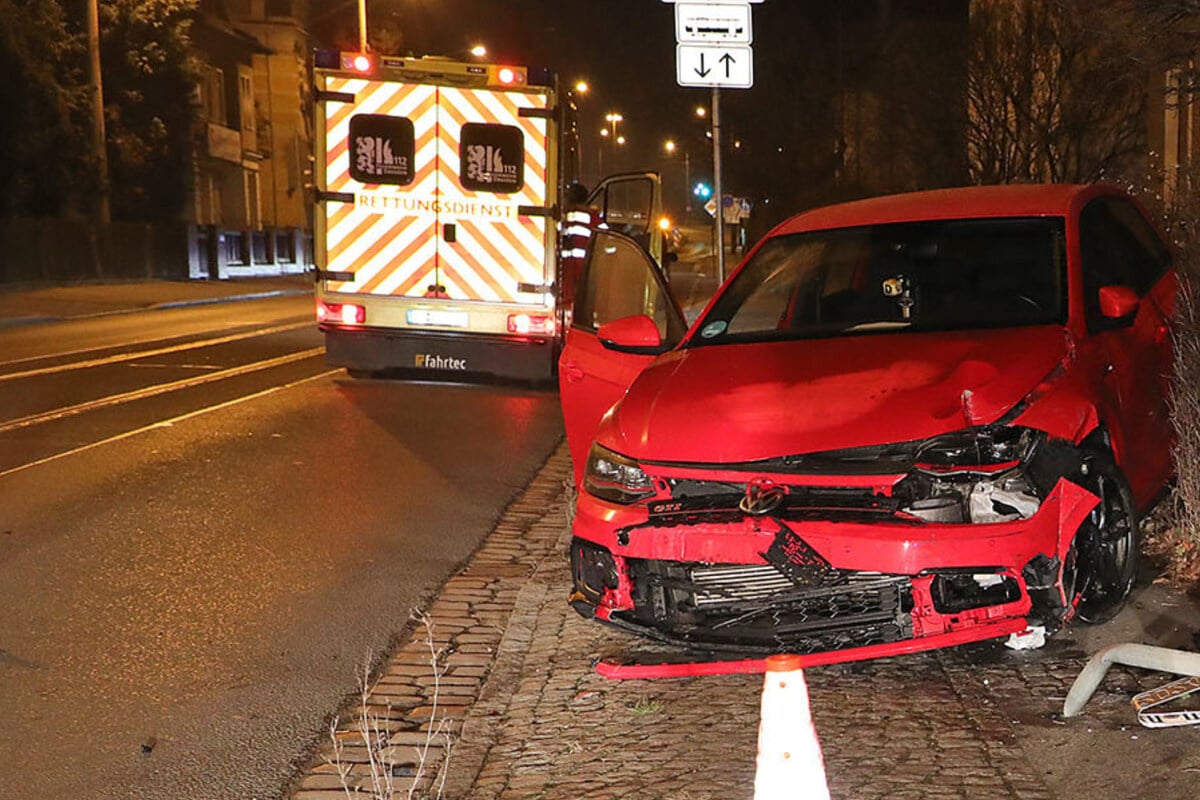 Unfall-auf-der-K-nigsbr-cker-VW-kracht-in-Stra-enbahn-und-rei-t-Schild-mit-