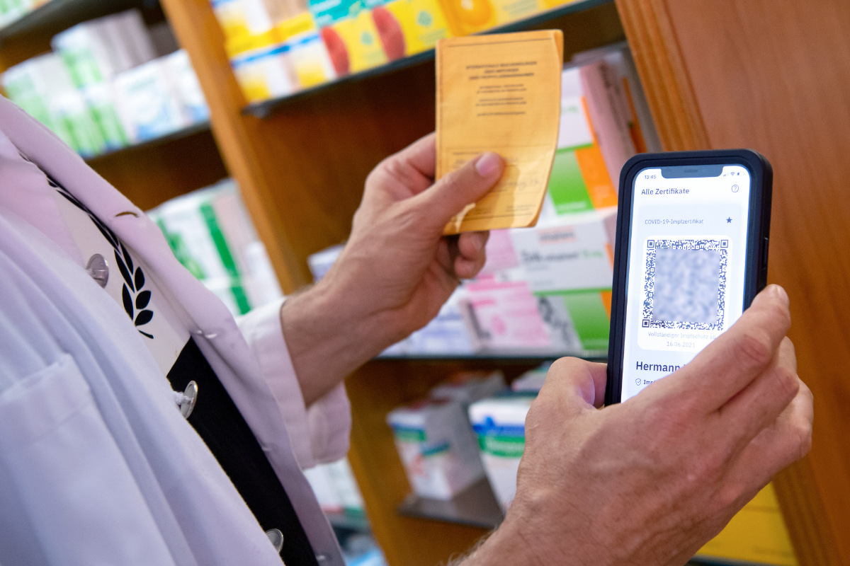 Leipzig: 48-year-old wants to have the wrong vaccination pass digitized, but the pharmacist reacts cleverly