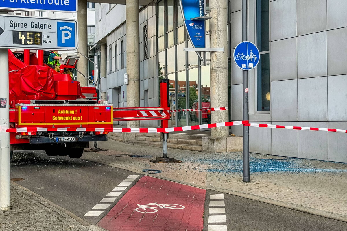 Wegen-der-Hitze-Riesiges-Fenster-l-st-sich-und-f-llt-in-die-Tiefe