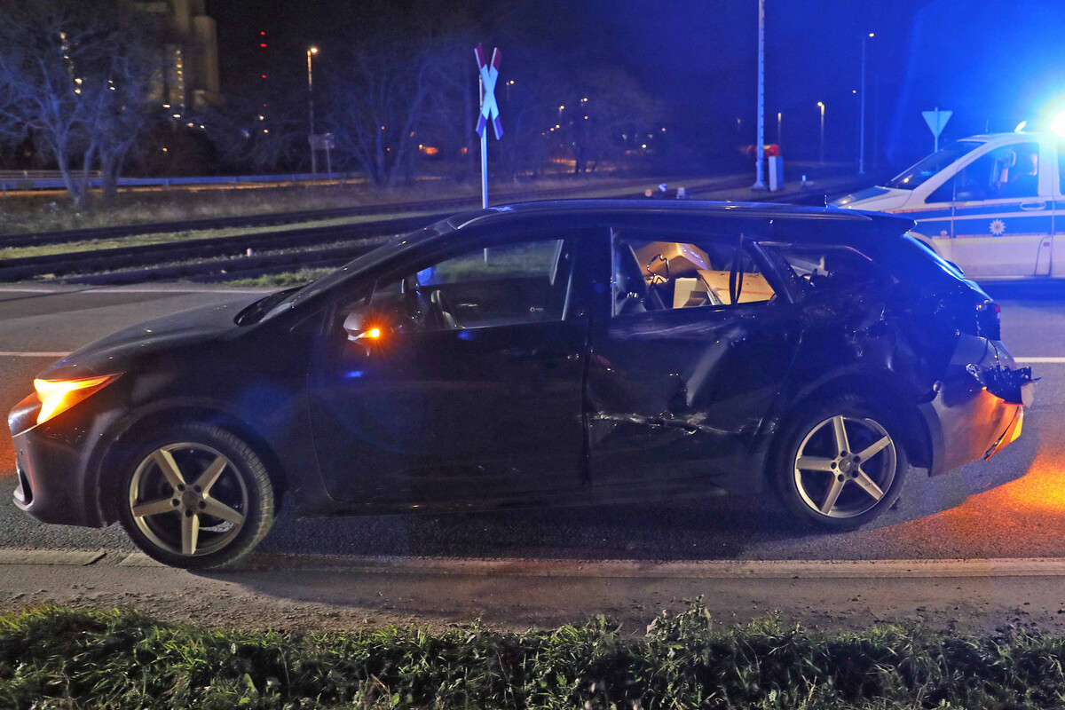 Rostock: Unfall Auf Bahnübergang - Zug Erfasst Auto, Frau Verletzt