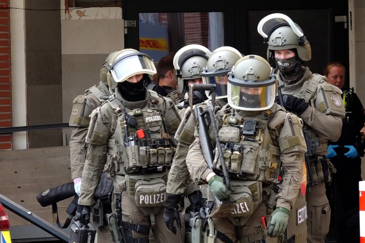 SEK-Einsatz in Hamburg: Schwer bewaffnete Kräfte unterstützen bei Durchsuchung