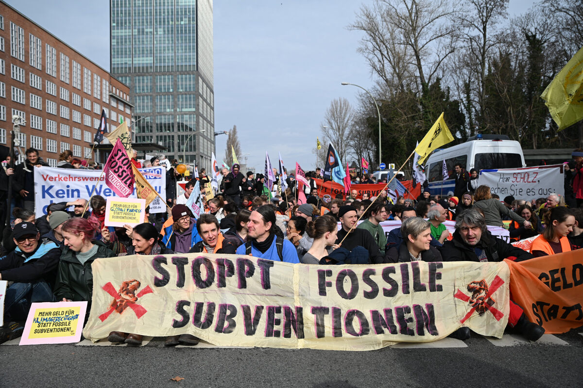 Aktivisten blockieren Elsenbrücke in Berlin: "Stoppt fossile Subventionen"