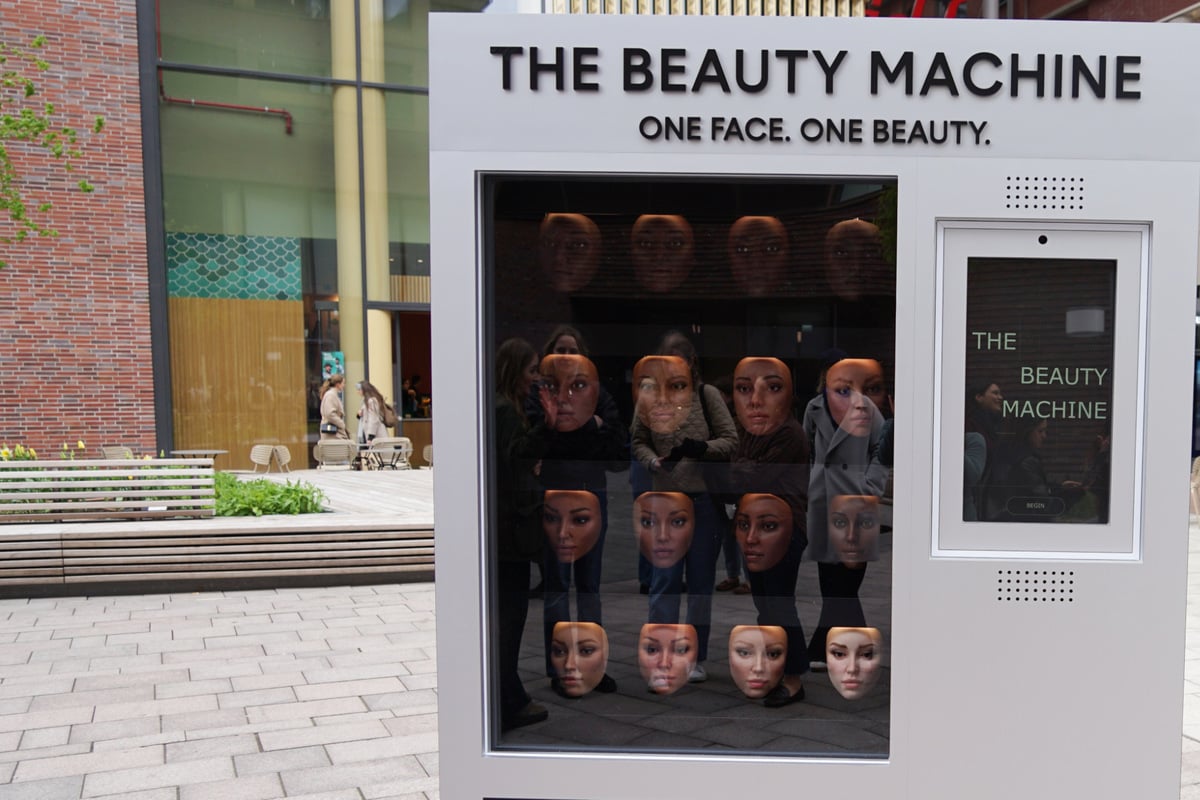 Wenn ein Automat Gesichter ausspuckt: Aktion in der HafenCity hinterfragt Schönheitsideale