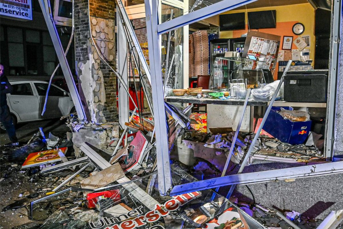 Mercedes fährt ungebremst in Pizzeria in Stuttgart: Fahrer schwer verletzt!
