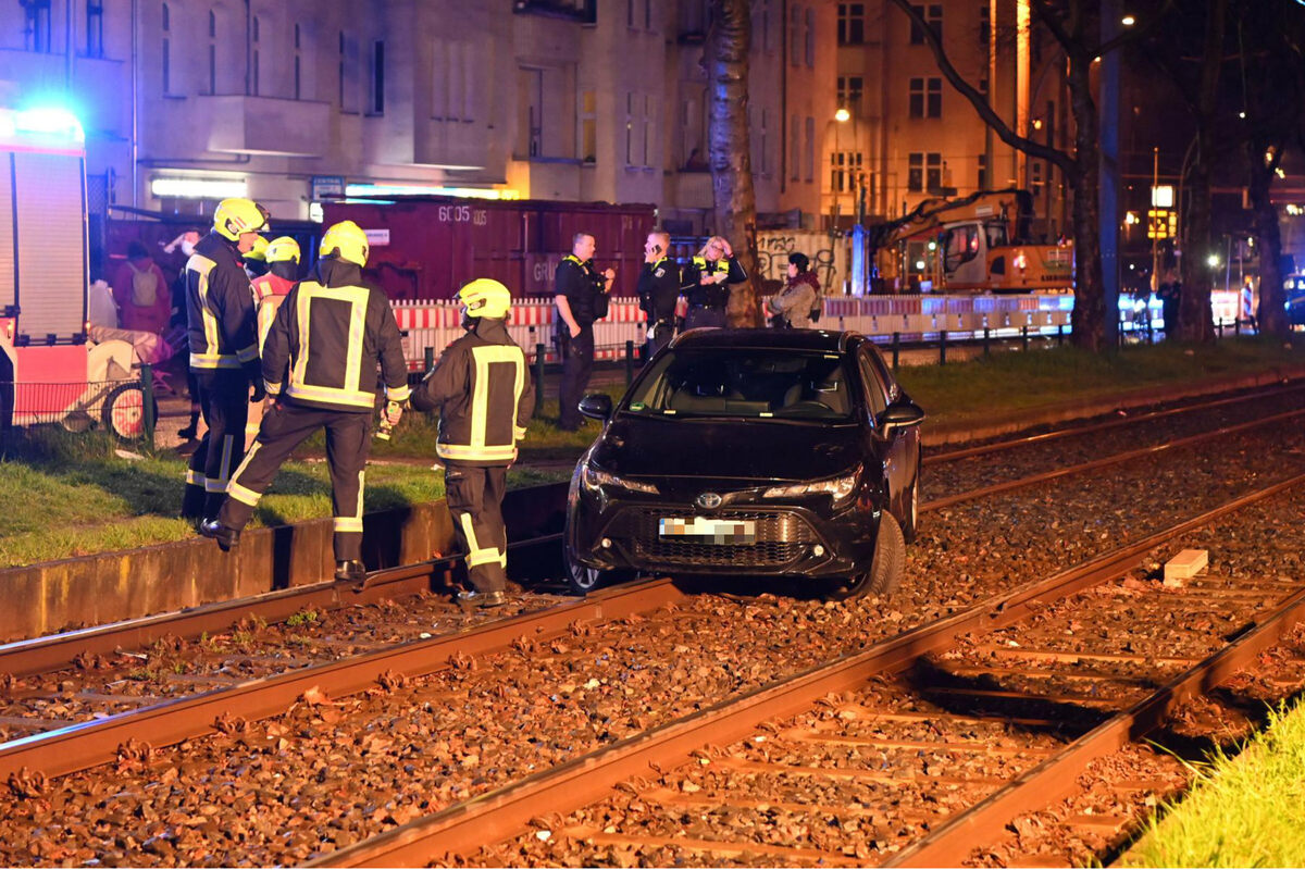 Unfall In Berlin-Prenzlauer Berg: Auto Donnert In Tram-Gleise