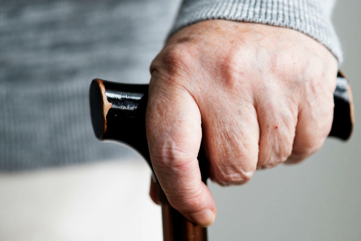 Streit in Altenheim eskaliert: 82-Jähriger schlägt gleichaltrige Frau mit Gehstock