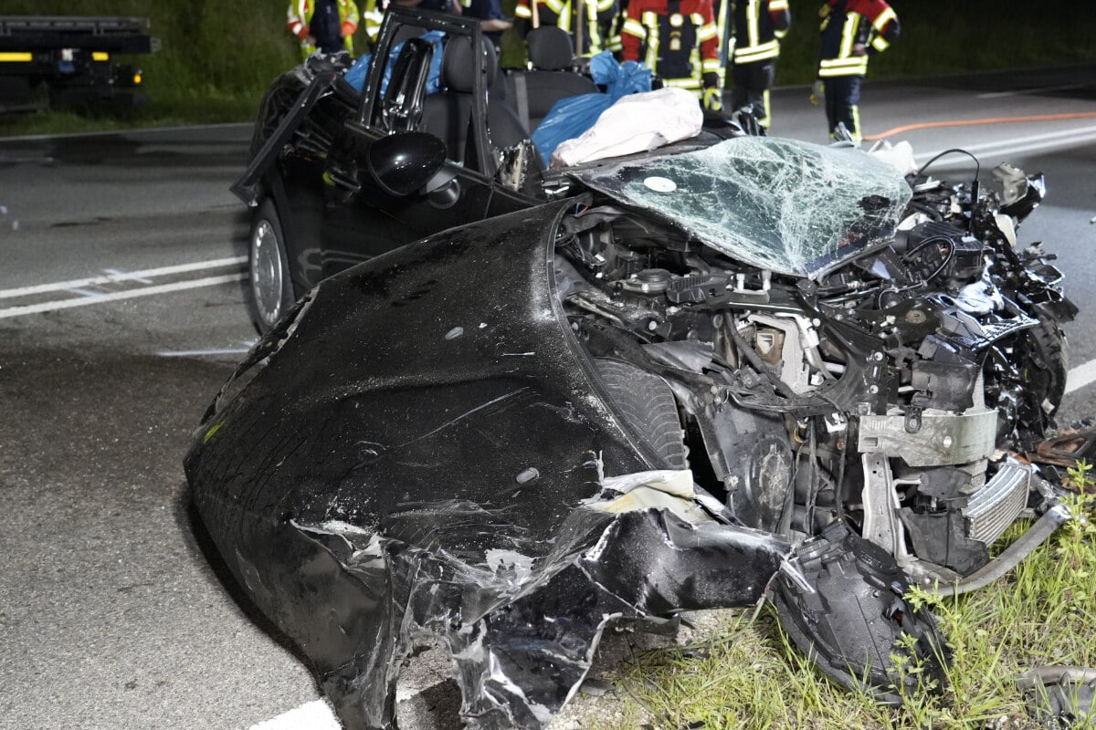 Horror-Crash auf Bundesstraße: Auto kracht in Laster, Fahrerin stirbt in Wrack