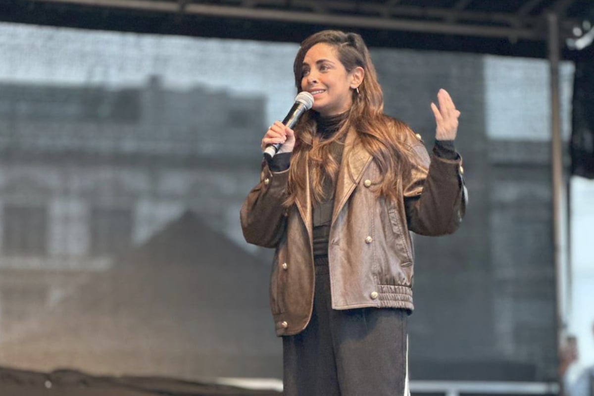 Trotz Morddrohungen: Collien Fernandes erscheint mit schusssicherer Weste auf Demo!