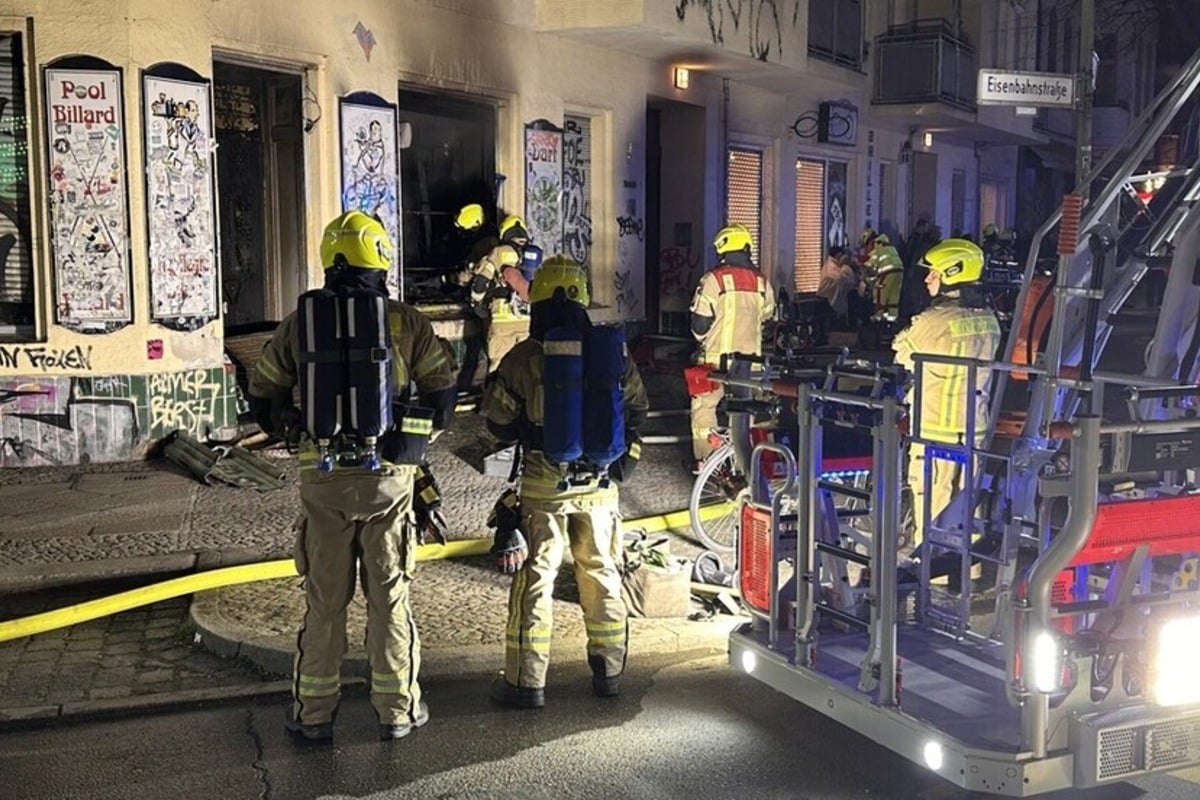 Brand in Lokal in Kreuzberg: Feuerwehr rettet Mieter aus Wohnungen