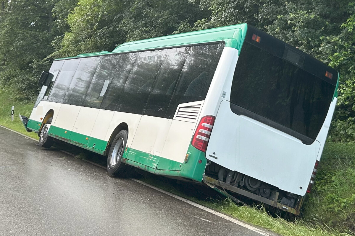 Krankenhaus statt Schule: Fahrer und sechs Schüler bei Bus-Unfall verletzt