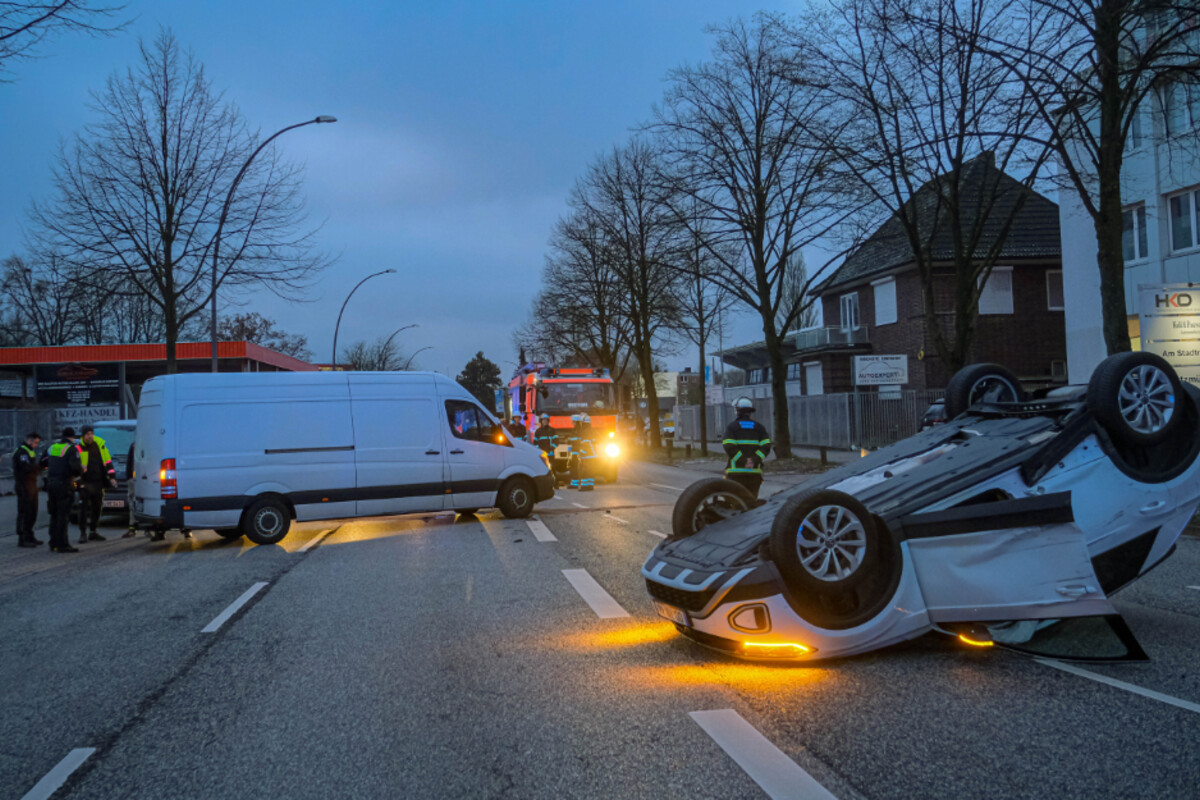 Mann Landet Mit Wagen Auf Dem Dach - Und Steigt Unverletzt Aus Dem Wrack!