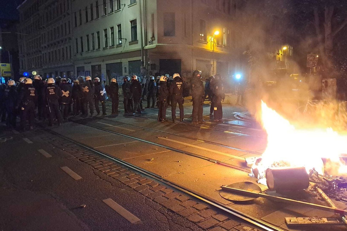 "Tag X"-Demo in Leipzig: Ausschreitungen bei Versammlung, Polizei setzt 300 Demonstranten fest