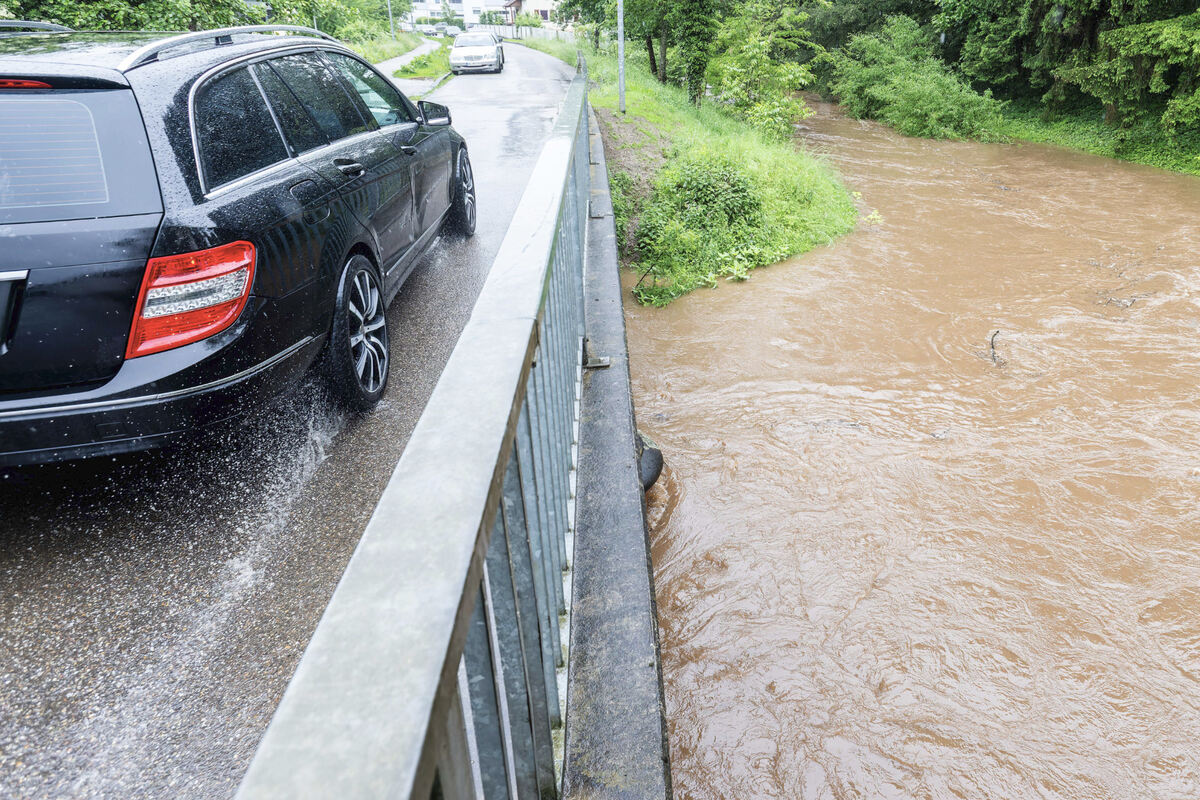 Überflutete Straßen: Frau bleibt mit Auto stecken