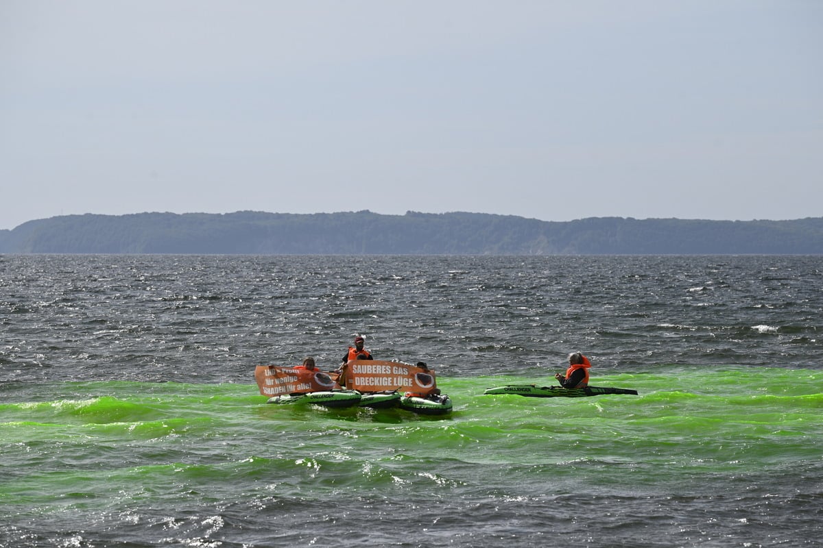 Letzte Generation protestiert mit Kanus: Ostsee giftgrün gefärbt