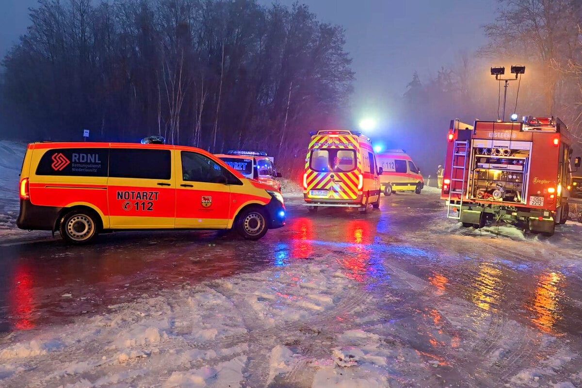 T-dlicher-Unfall-auf-Landstra-e-Auto-mit-f-nf-Insassen-kracht-gegen-Baum-zwei-sterben