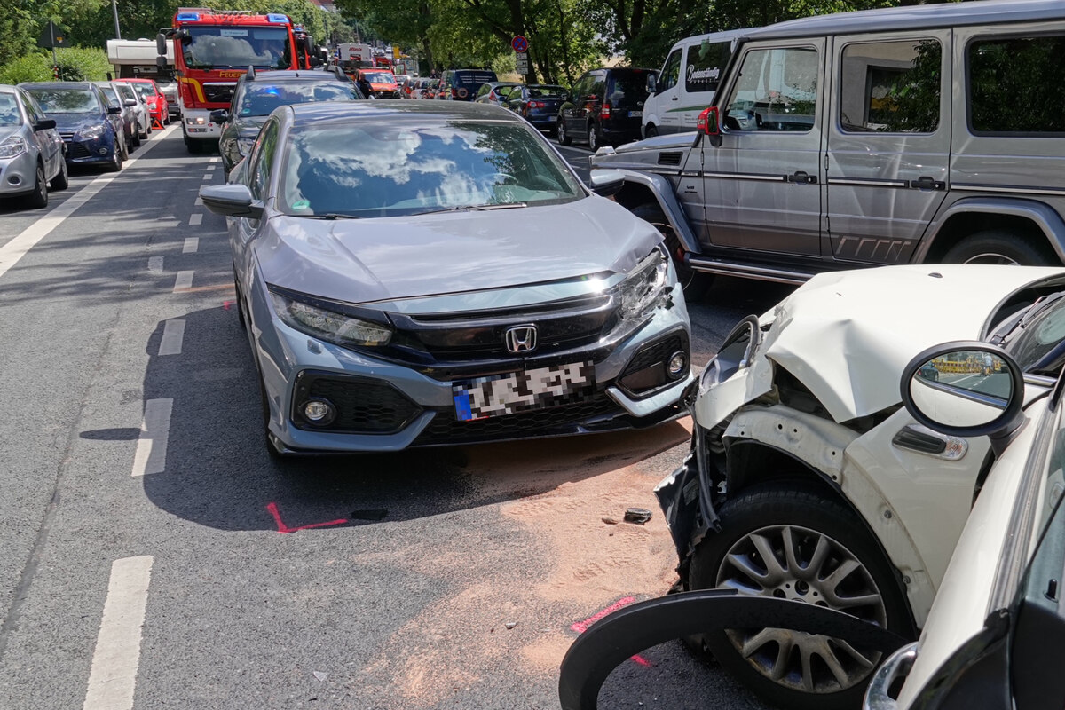Unfall in Dresden-Klotzsche: Drei Autos krachen zusammen, Straße