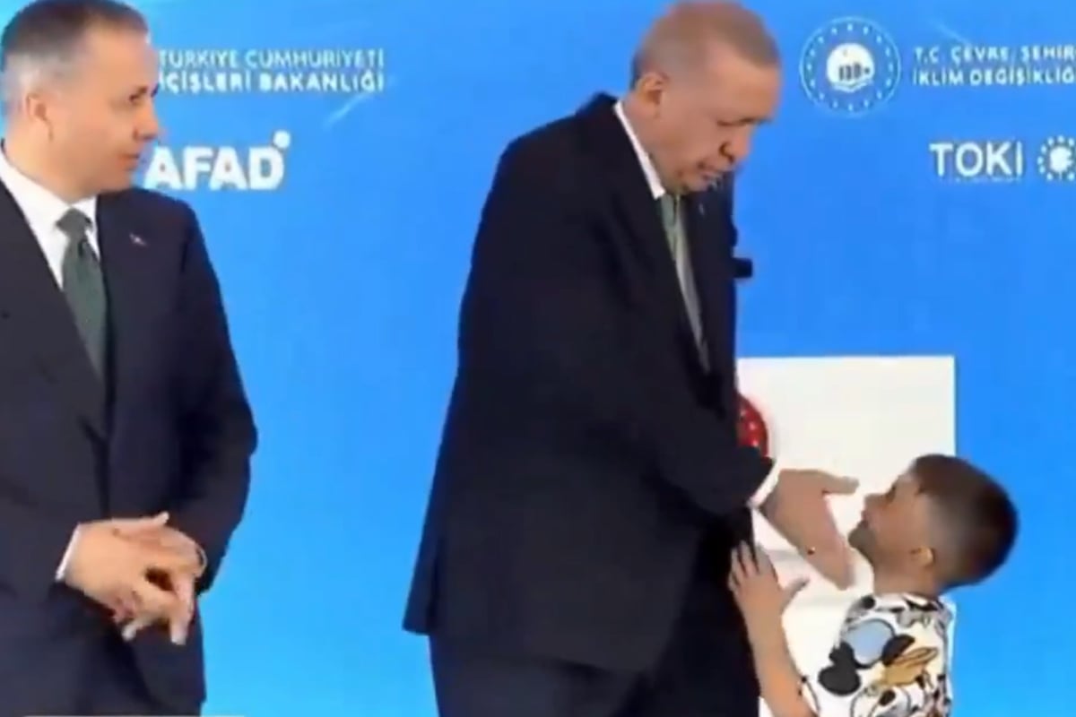 Weil er ihm nicht die Hand küssen wollte: Türkei-Präsident Erdogan gibt kleinem Jungen Ohrfeige
