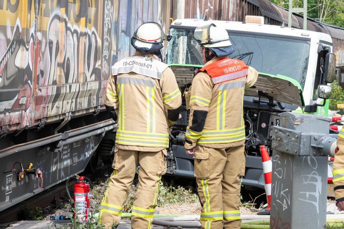Schranke zu: Lkw-Fahrer fährt trotzdem durch und wird von Güterzug erfasst