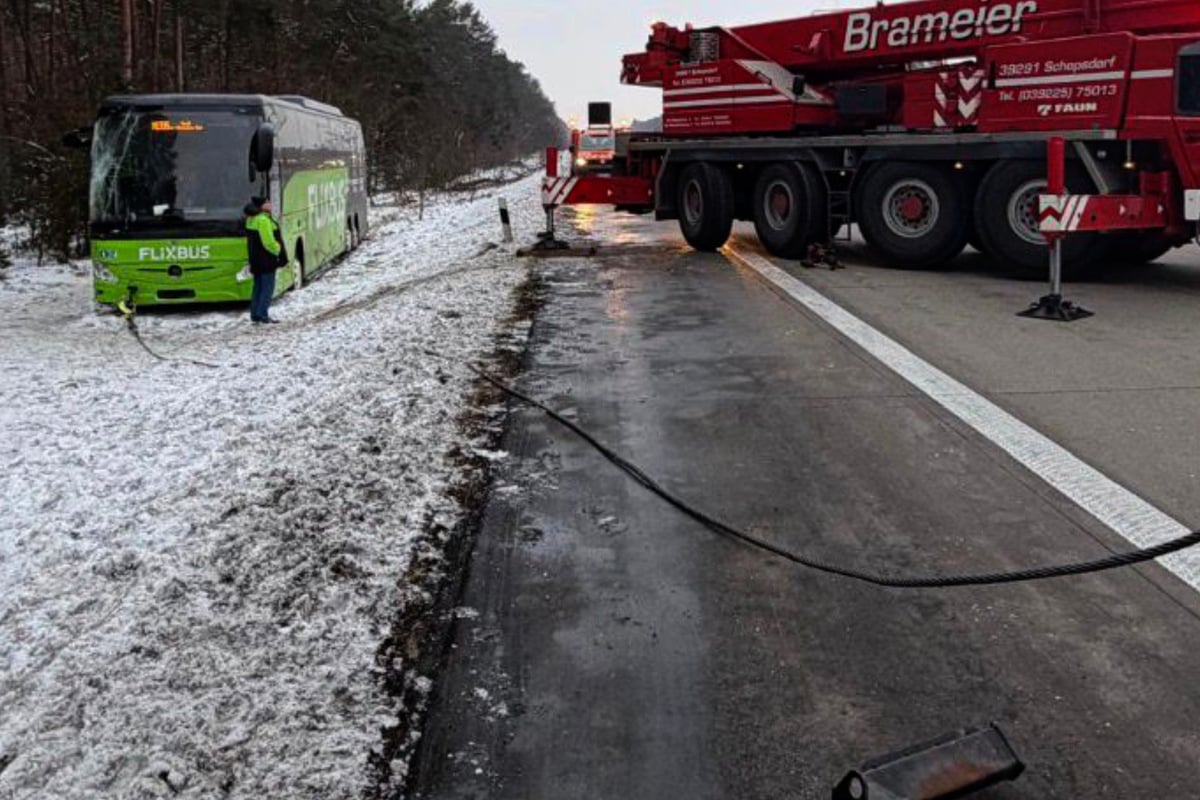 Flixbus-kommt-auf-A2-von-Fahrbahn-ab-Ein-Verletzter