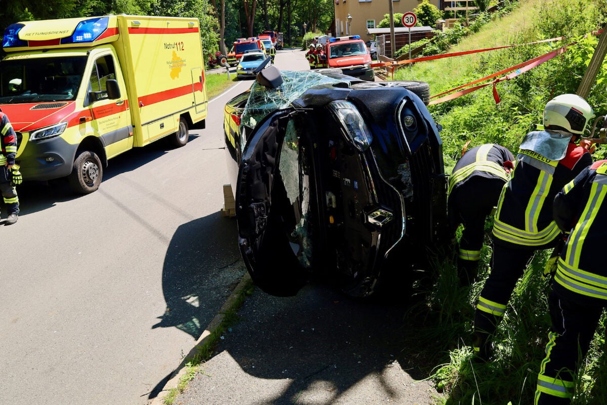 Heftiger Unfall im Erzgebirge: Auto rammt Laterne und bleibt auf der Seite liegen
