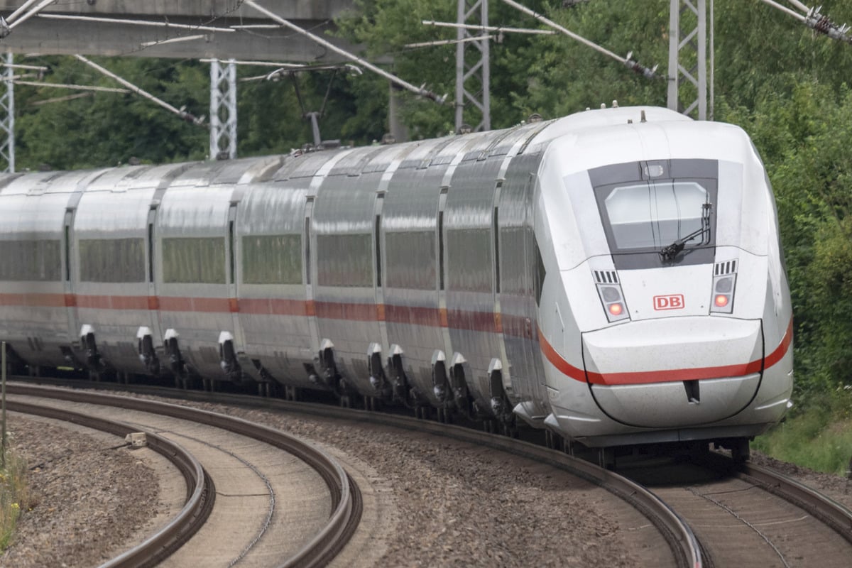 Bahnunfall-bei-M-nchen-Skoda-steht-im-Gleisbett-dann-n-hert-sich-ein-Intercity