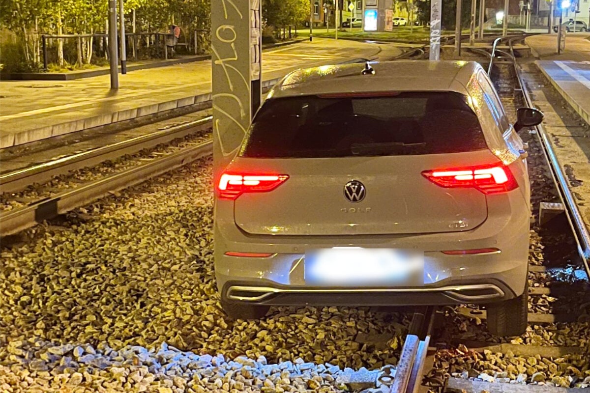 Betrunkene-Person-ist-mit-VW-im-Gleisbett-unterwegs-und-merkt-es-nicht