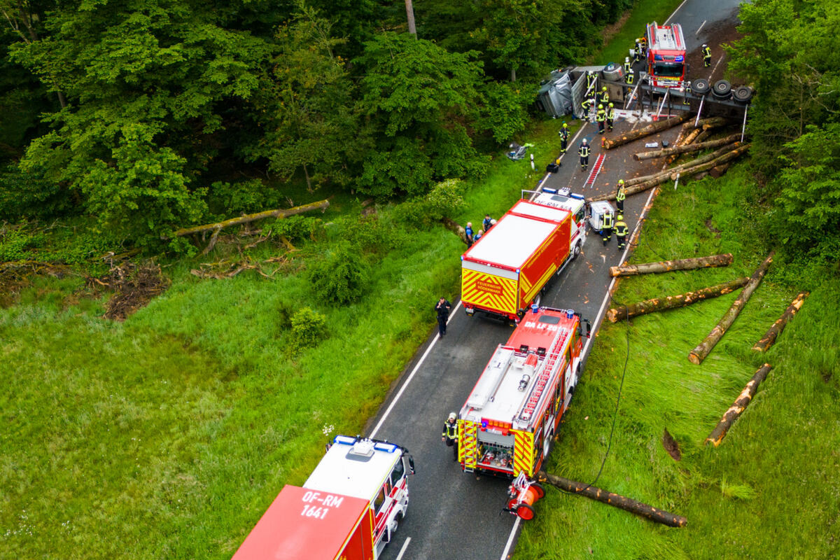 Spektakulärer Lastwagen-Unfall sorgt für lange Vollsperrung