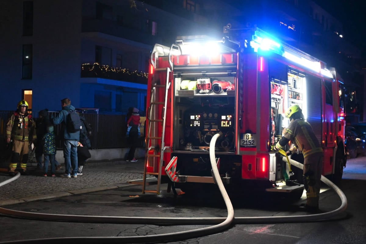 dachstuhlbrand-in-charlottenburg-feuerwehr-r-ckt-mit-gro-aufgebot-aus