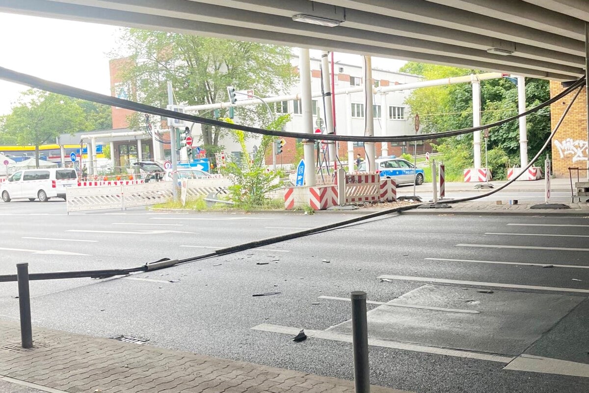 Unterführung unter A111 gesperrt: Starkstromkabel hängen über Fahrbahn!