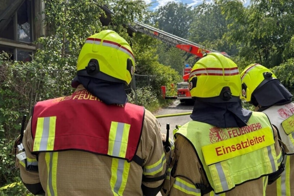 Industriegebäude in Adlershof steht in Flammen: 60 Feuerwehrleute im Einsatz