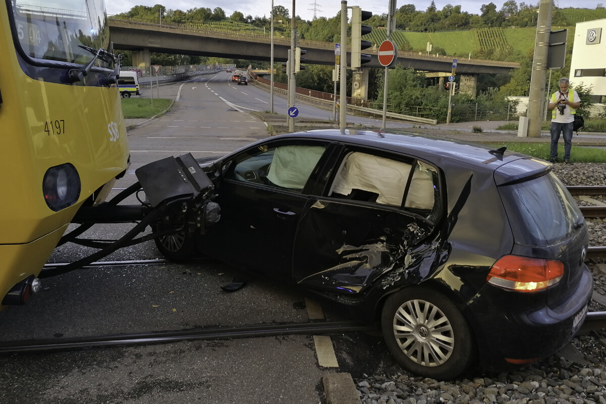 Satter Sachschaden nach Stadtbahn-Unfall in Stuttgart-Zuffenhausen