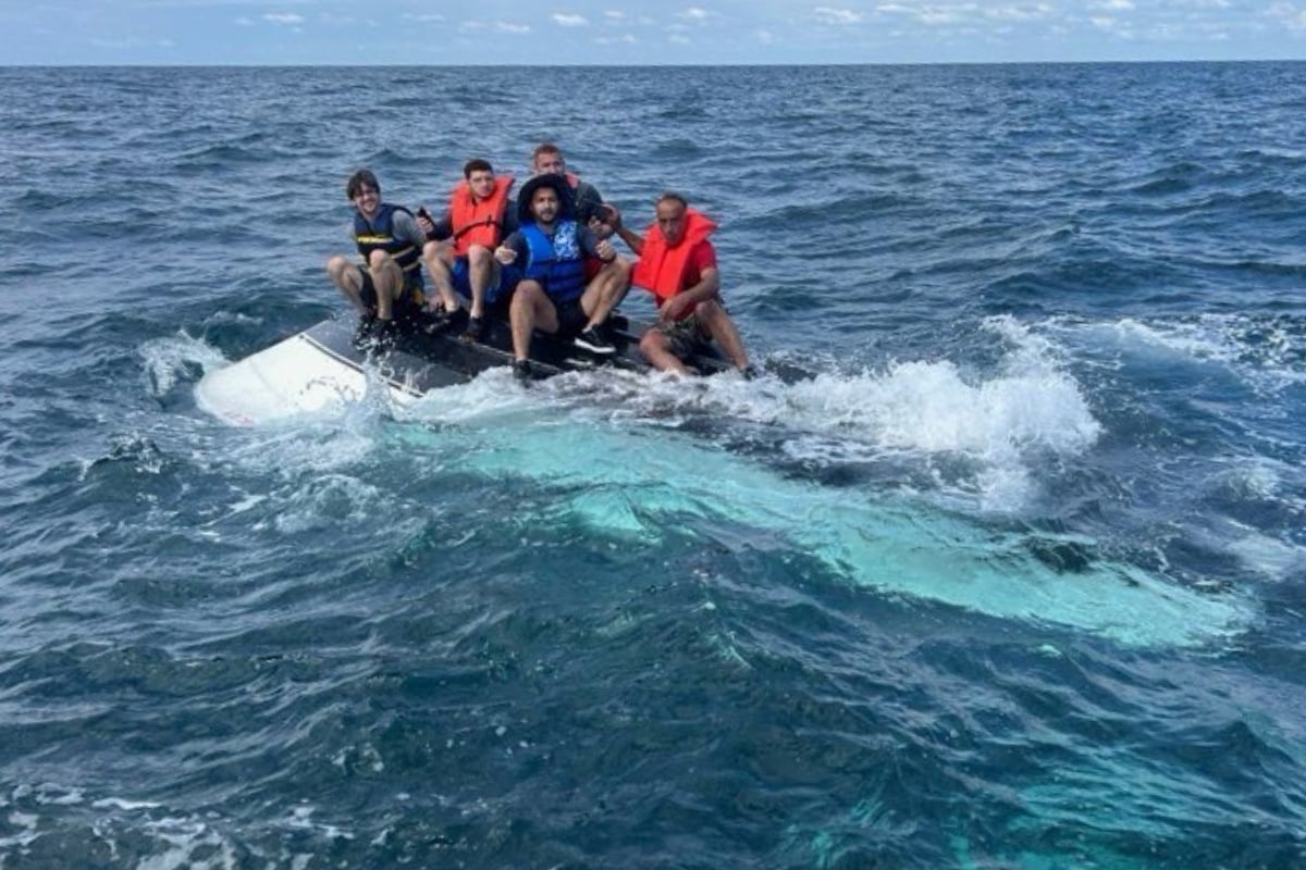Drama auf hoher See: Fünf Männer klammern sich an gekentertes Boot!
