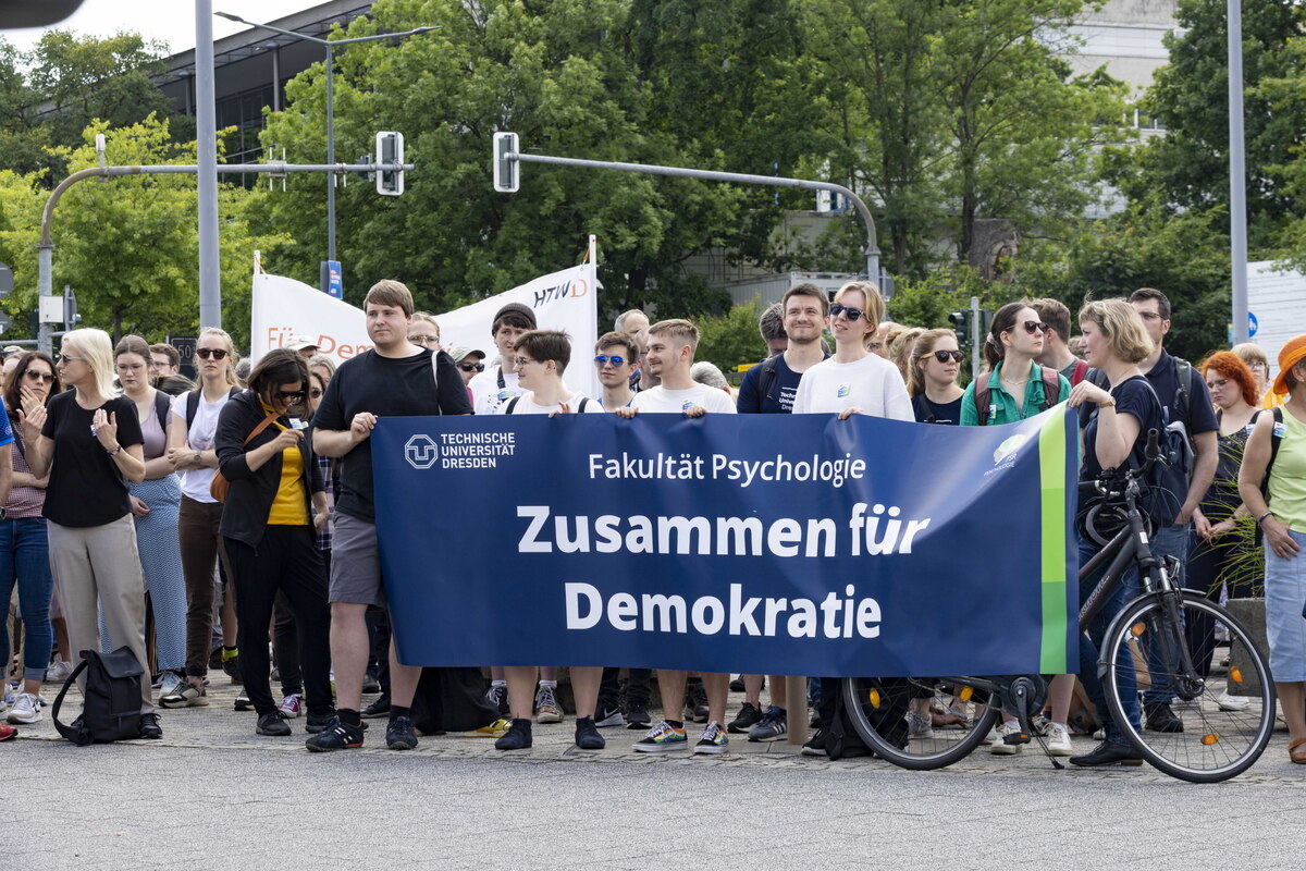 Tausende gehen in Dresden für Demokratie auf die Straße