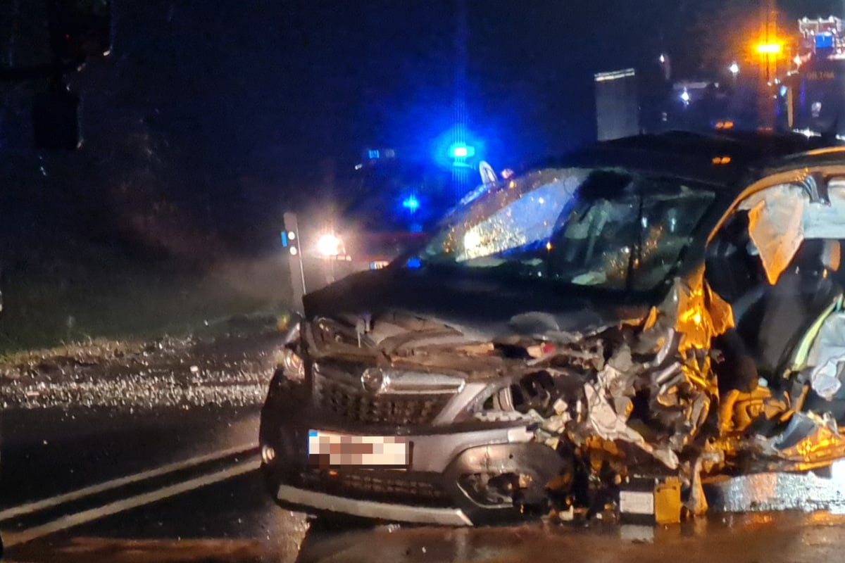 schwerer frontalcrash auf bundesstrasse verursacht vollsperrung tag24