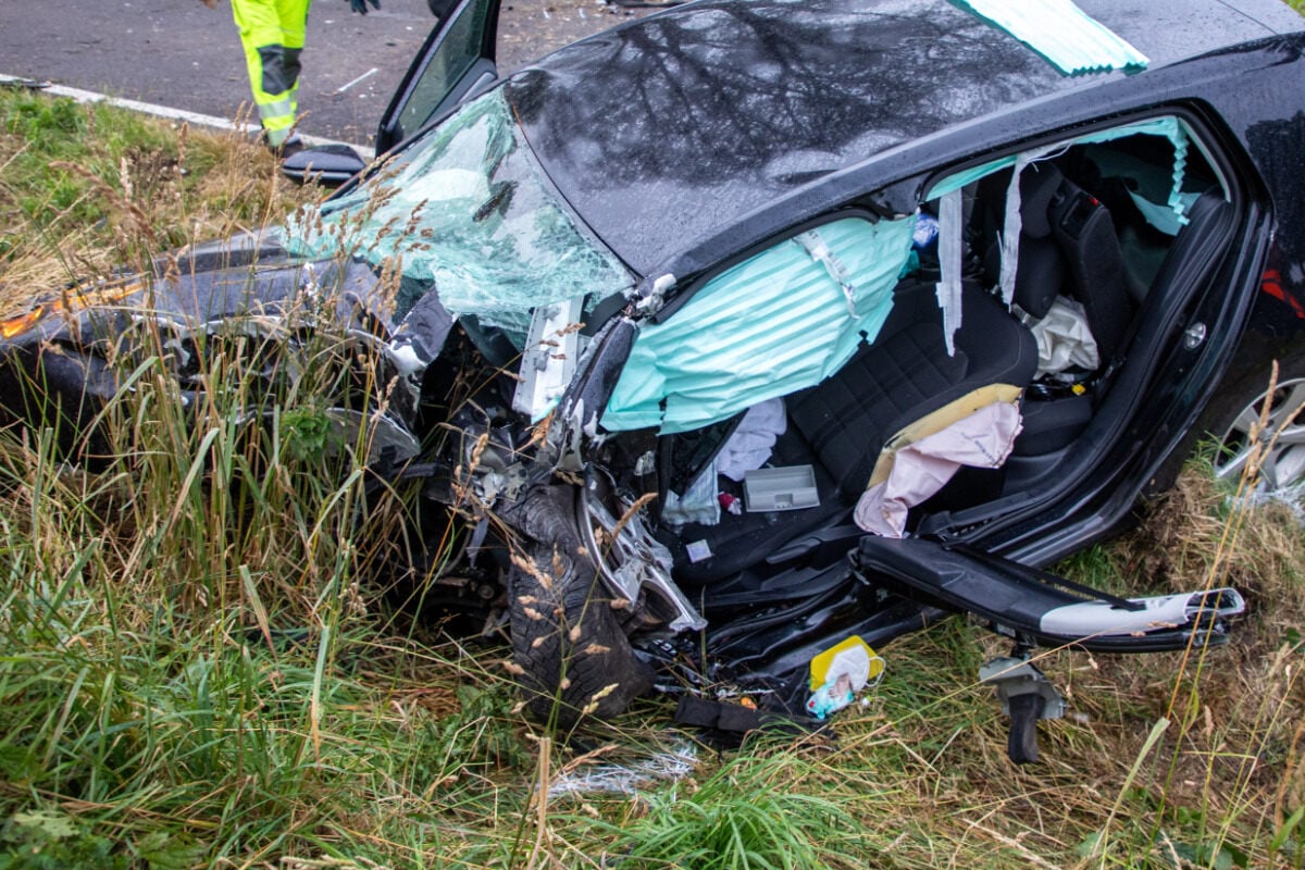 Schwerer Crash: Autofahrerin stirbt an Unfallstelle