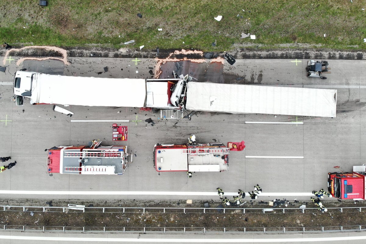 Tragischer Unfall Auf A2 Bei Burg: Sattelzug Kracht In Stauende, Fahrer ...