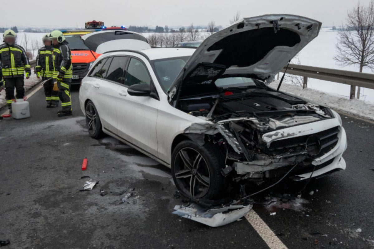 Mercedes-ger-t-in-Schneewehe-und-kracht-gegen-Leitplanke
