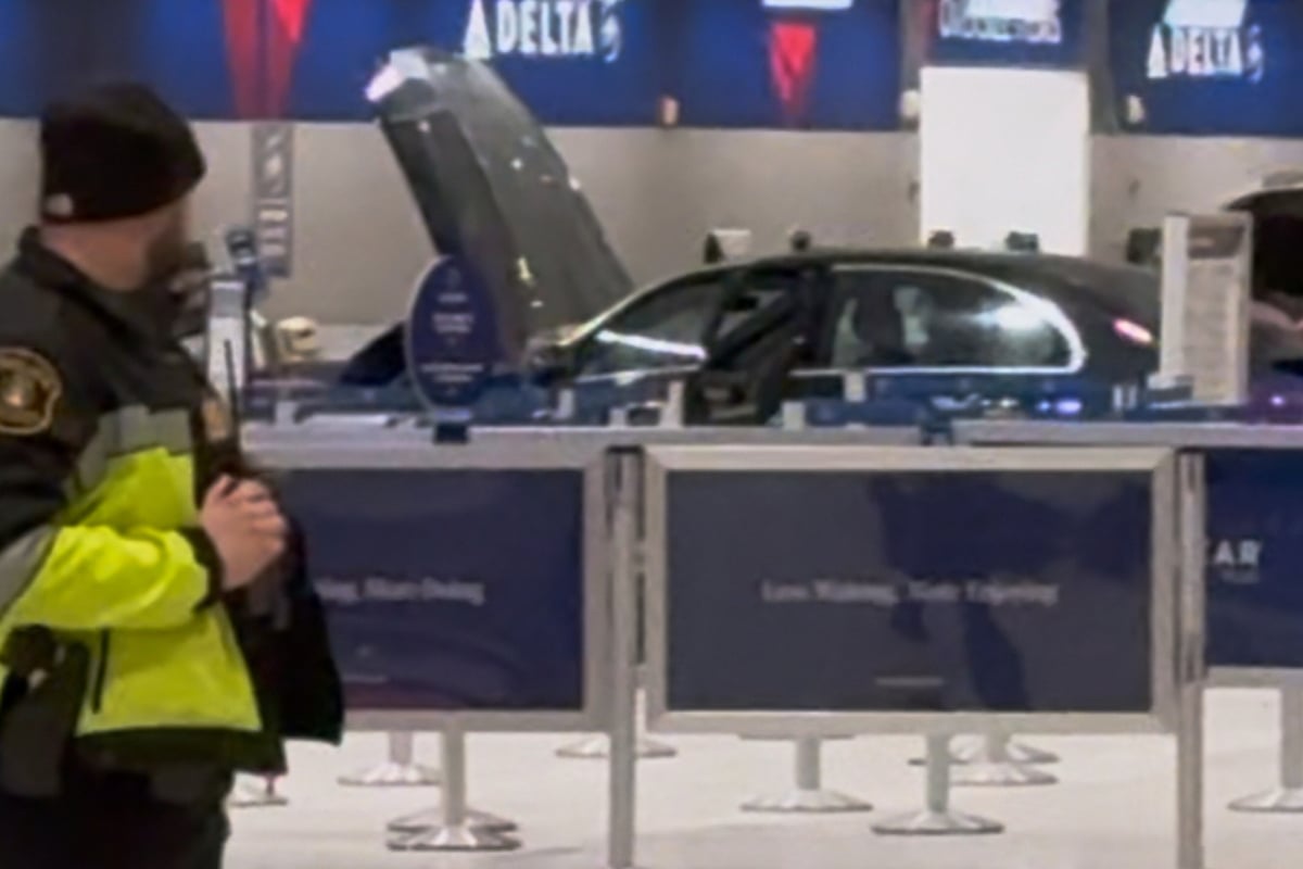 Autofahrer-brettert-durch-Flughafen-Terminal-Am-Ticketschalter-ist-Schluss