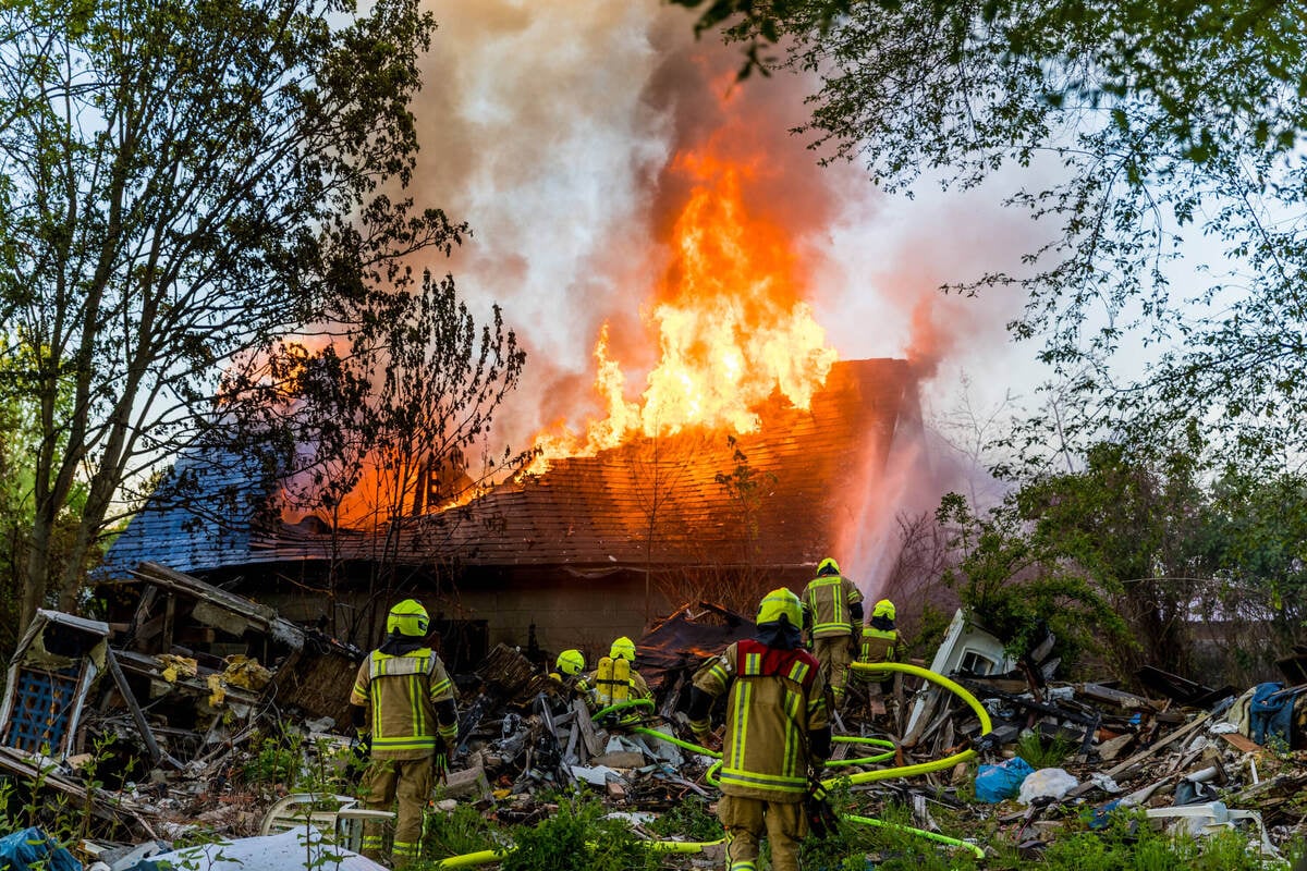 Großeinsatz der Feuerwehr in Buckow: Einfamilienhaus steht in Flammen